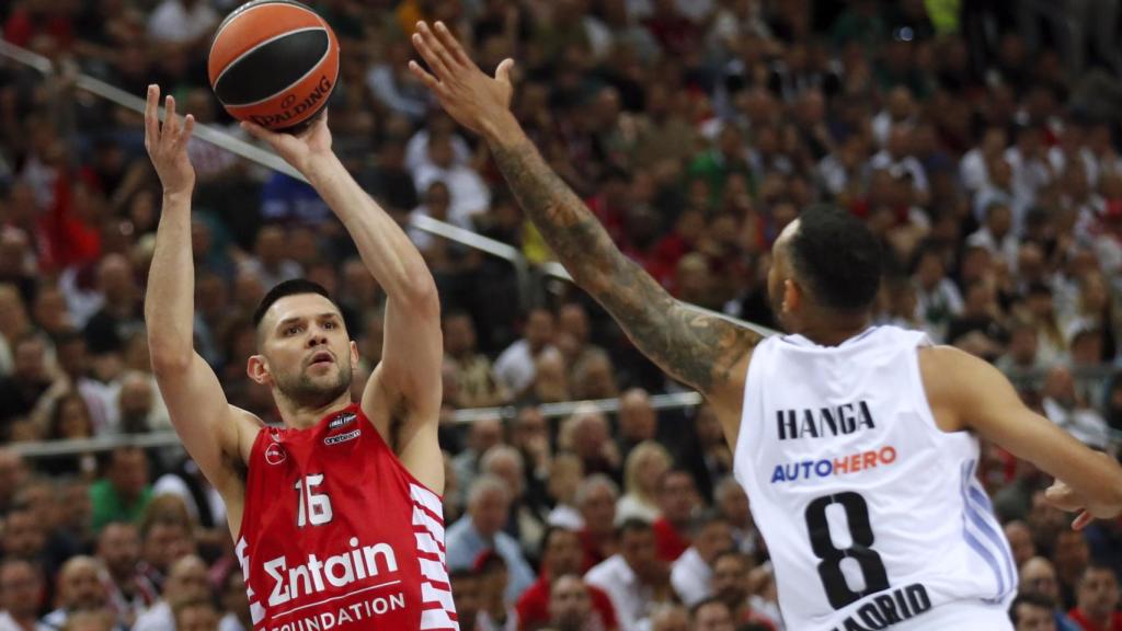 Hanga intenta taponar un tiro del Olympiacos.