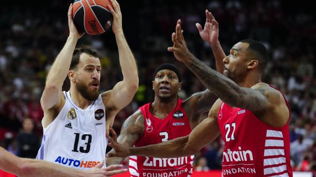 Sergio Rodríguez, rodeado de rivales.