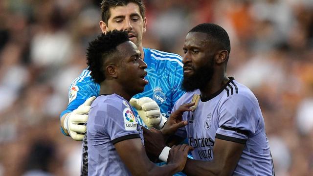 Vinicius, detenido por Rüdiger.