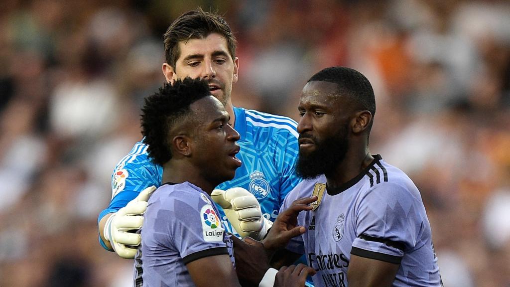 Vinicius, detenido por Rüdiger.