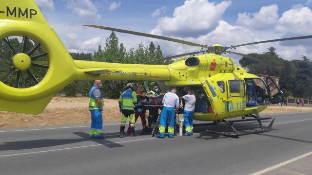 Los servicios de emergencia evacúan al herido.
