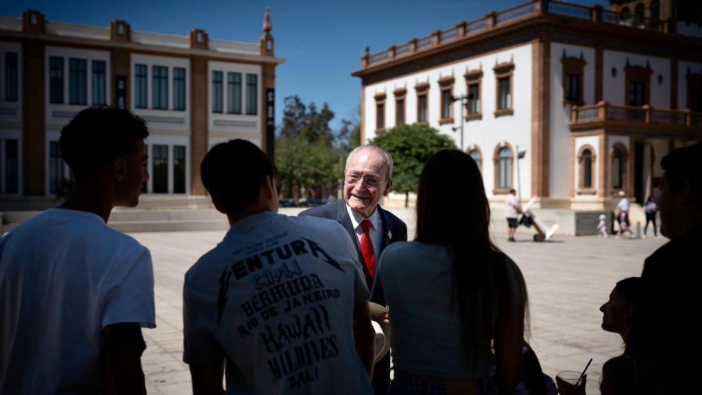 Paco de la Torre, con un grupo de jóvenes.