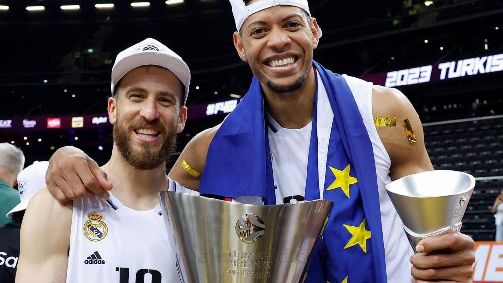 Sergio Rodríguez posa junto a Tavares con el título de Euroliga.