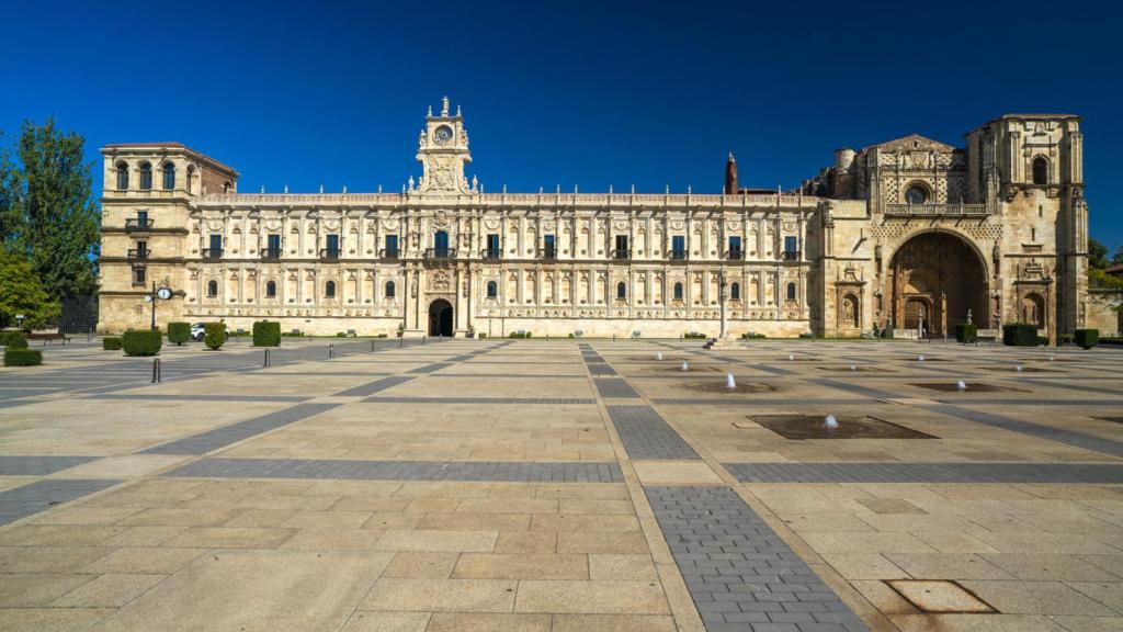 En esta majestuosa edificación del siglo XVI estuvo encarcelado Quevedo: es un Parador Nacional