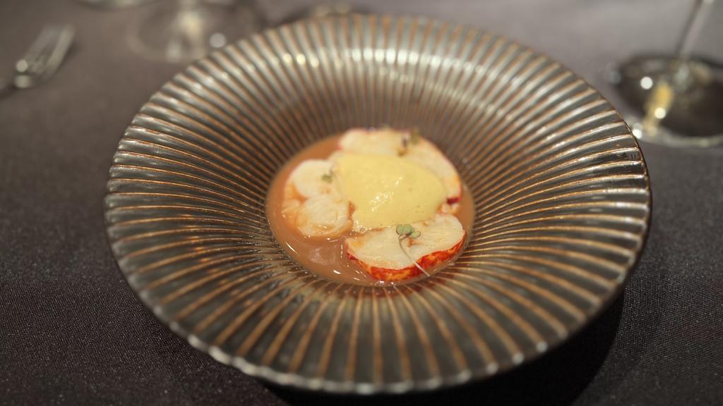 Bogavante con consomé de alubia