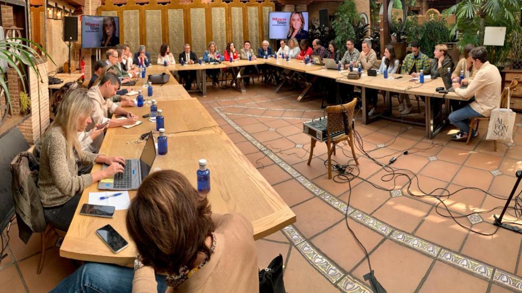 Imagen del encuentro de Milagros Tolón con los medios de comunicación.