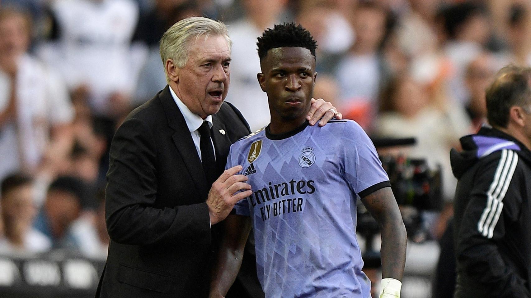 Ancelotti y Vinicius, durante el Valencia-Real Madrid