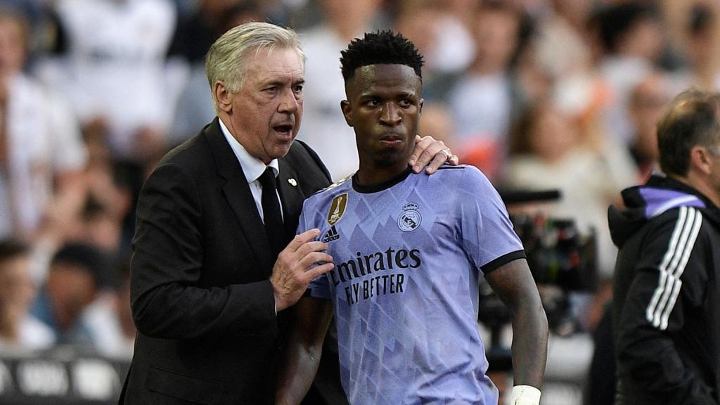 Ancelotti y Vinicius, durante el Valencia-Real Madrid