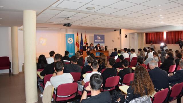 Jóvenes de entre 16 y 18 años del IES Azarquiel asisten a una jornada pedagógica sobre dopaje