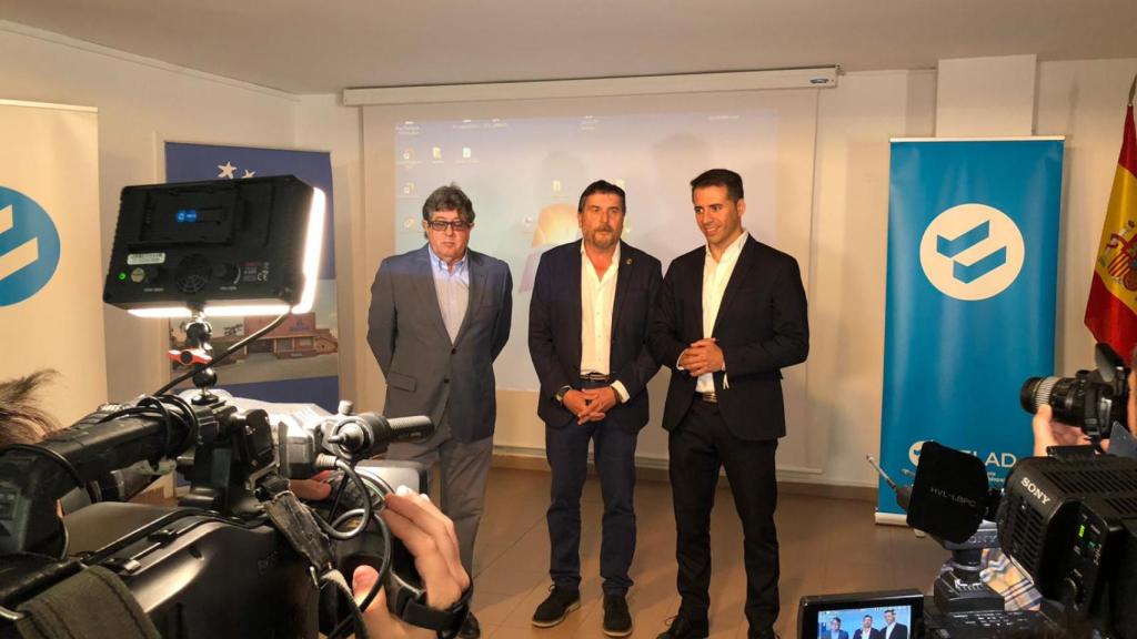 José Luis Terreros, a la izquierda; Carlos Yuste, a la derecha, junto con el director del instituto, Jesús García Novillo