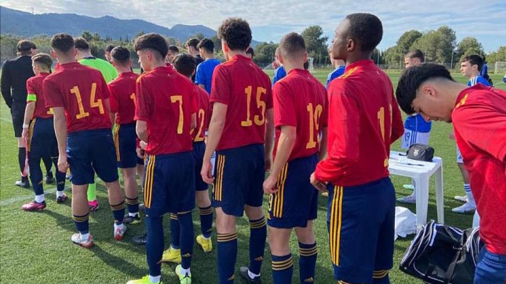 La Selección española masculina sub-15, antes de saltar al campo para un amistoso