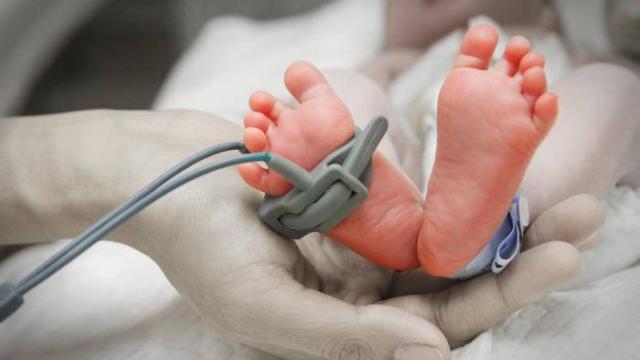 Muere un bebé de 11 meses al esperar durante seis horas el traslado de hospital
