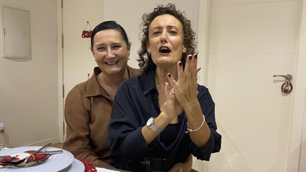 Inmaculada Parada, a la derecha y su hermana, Vicenta, a la izquierda, en las últimas fiestas de Navidad.
