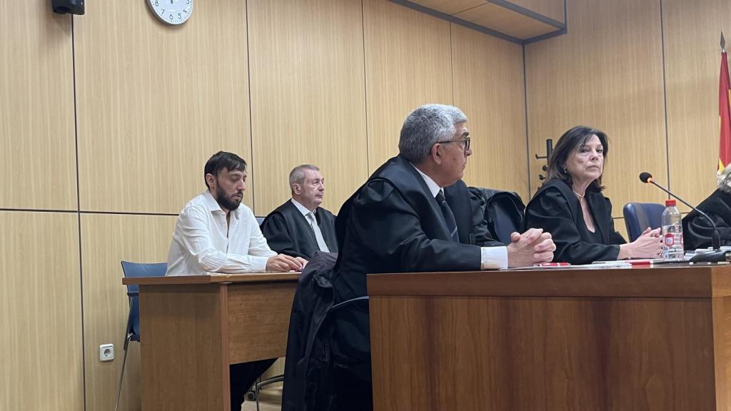 Alberto, de blanco, junto a los abogados que participan en el juicio.