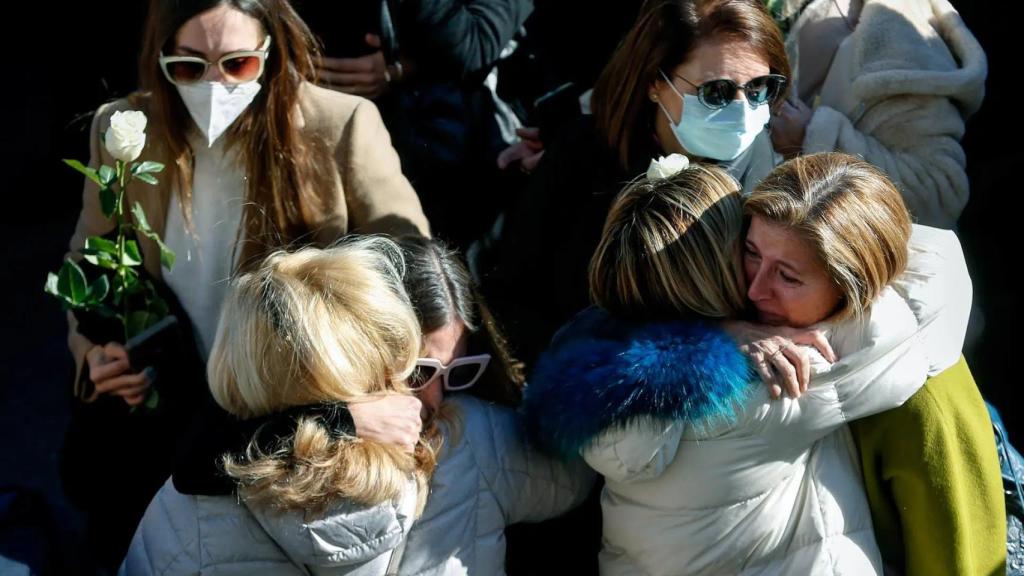 Concentración en la plaza del Ayuntamiento para rendir un homenaje a Cristina.