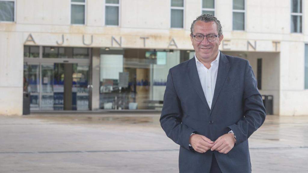 Toni Pérez, ante la fachada del Ayuntamiento de Benidorm antes del acto de Santa Rita.