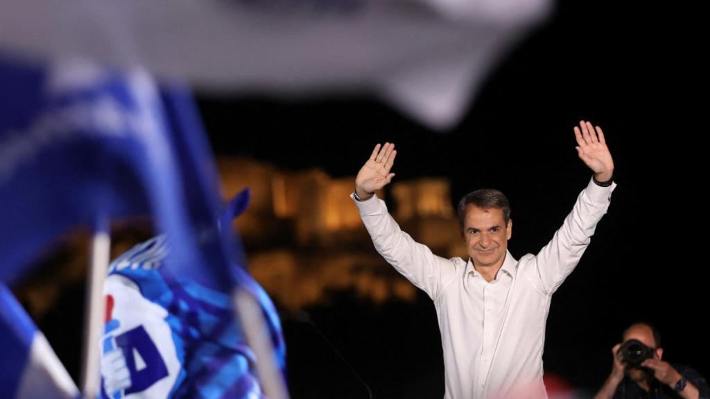 El primer ministro griego y líder del partido gobernante conservador Nueva Democracia, Kyriakos Mitsotakis , saluda a sus partidarios durante un mitin preelectoral en Atenas.