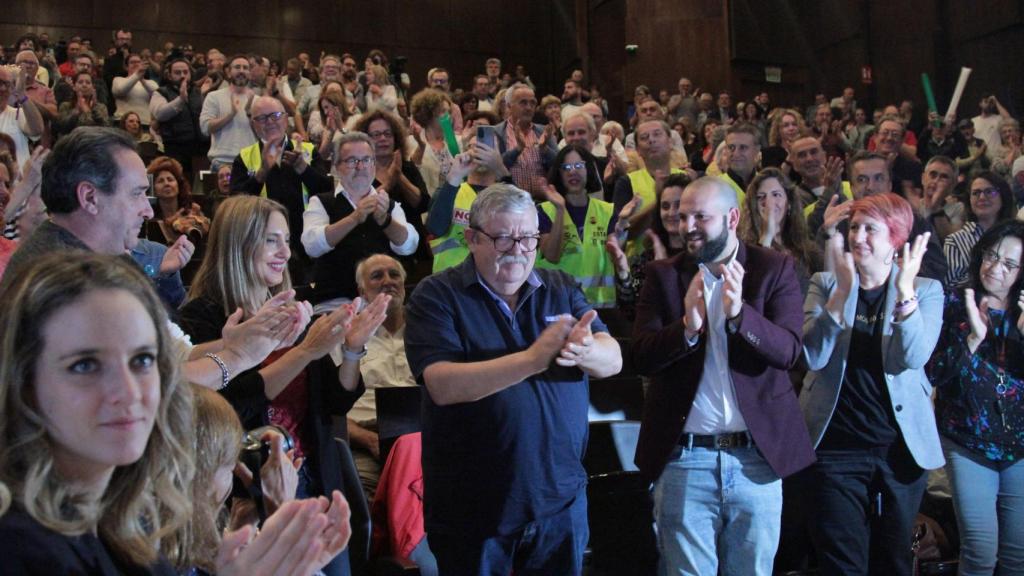 El aplauso de los asistentes a una figura clásica de IU como Antonio Romero.