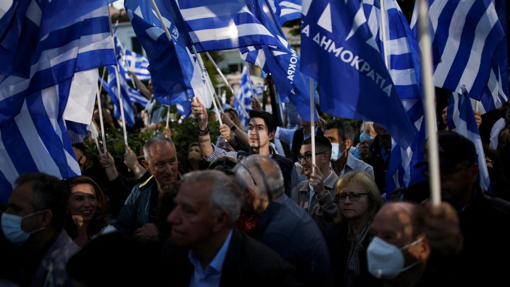 Los partidarios del partido gobernante conservador Nueva Democracia ondean banderas mientras asisten a un mitin preelectoral del líder del partido Kyriakos Mitsotakis en Atenas, Grecia, el 19 de mayo de 2023. REUTERS/Alkis Konstantinidis