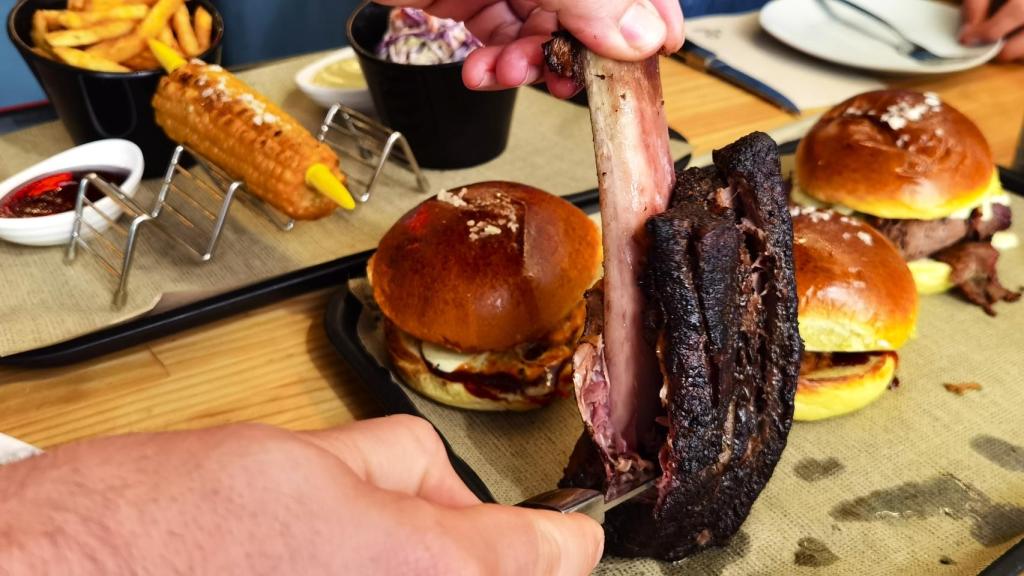 Las hamburguesas y costillas que ofrece Ángel García en American Humo y Fuego.