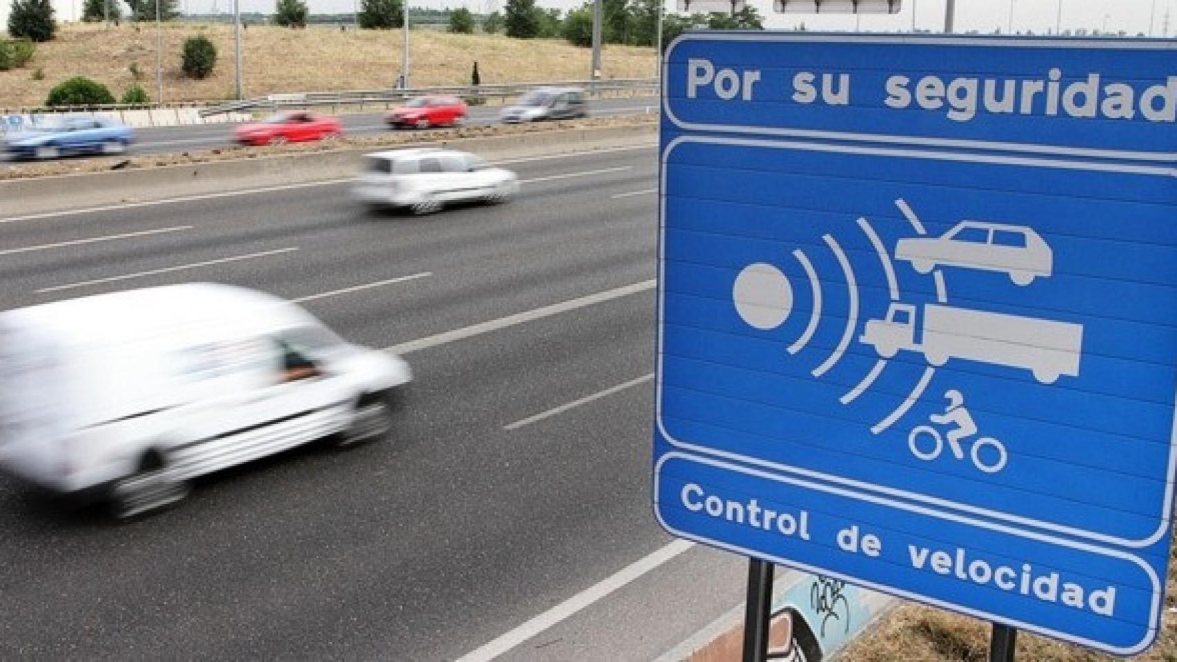 Señalización que advierte de la presencia de un radar fijo, en imagen de archivo.