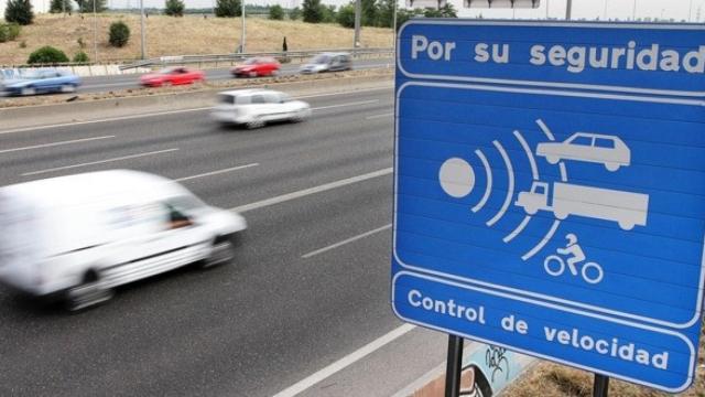 Señalización que advierte de la presencia de un radar fijo, en imagen de archivo.