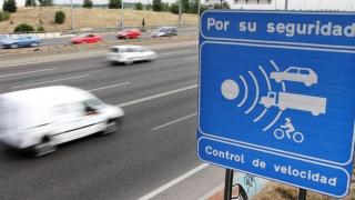 Señalización que advierte de la presencia de un radar fijo, en imagen de archivo.