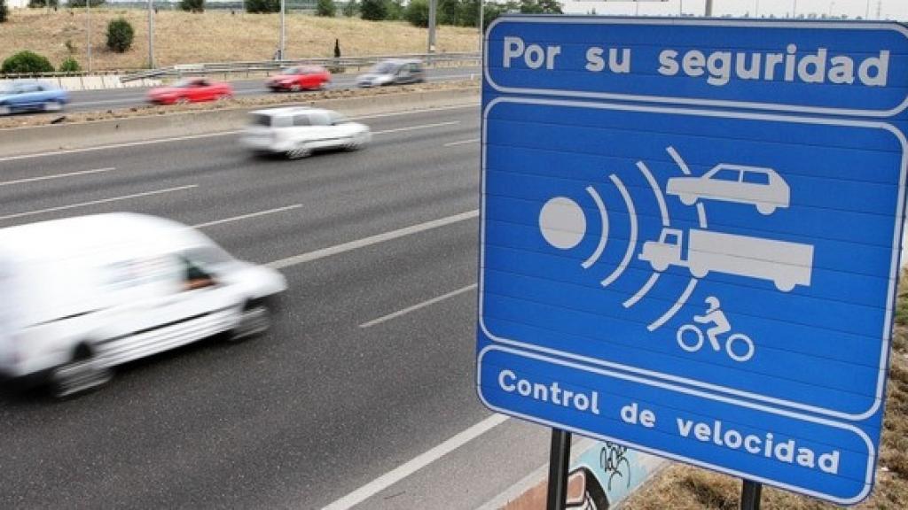 Señalización que advierte de la presencia de un radar fijo, en imagen de archivo.