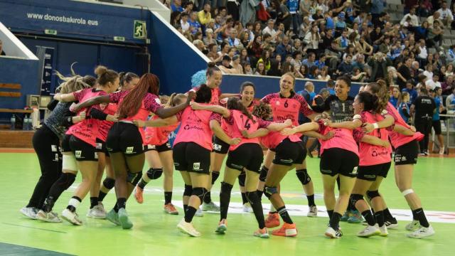 Las del Elche tras ganar al Super Amara Bera Bera en su campo.