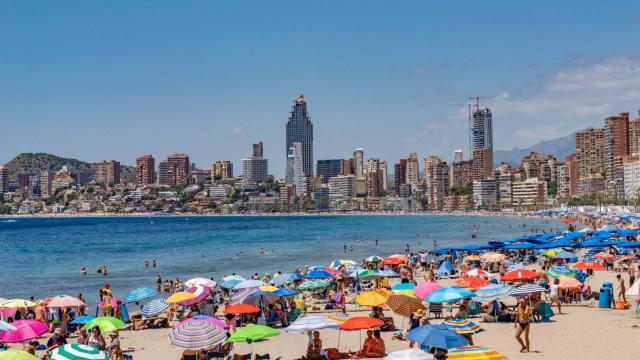 Playa de Poniente de Benidorm, llena de gente, en imagen de archivo.