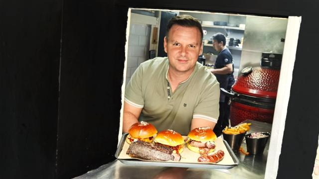 Ángel García presenta las propuestas con que entra en el mundo de las hamburgueserías.