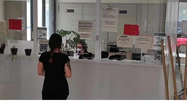 Una mujer espera a ser atendida en un centro de salud valenciano.