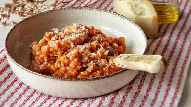 Risotto fácil de tomate al horno, una opción para que los niños cocinen