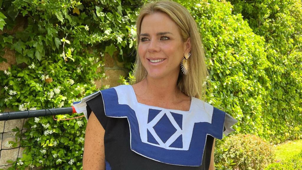 Amelia Bono con un conjunto de Inés Domecq en la primera comunión de su hijo.