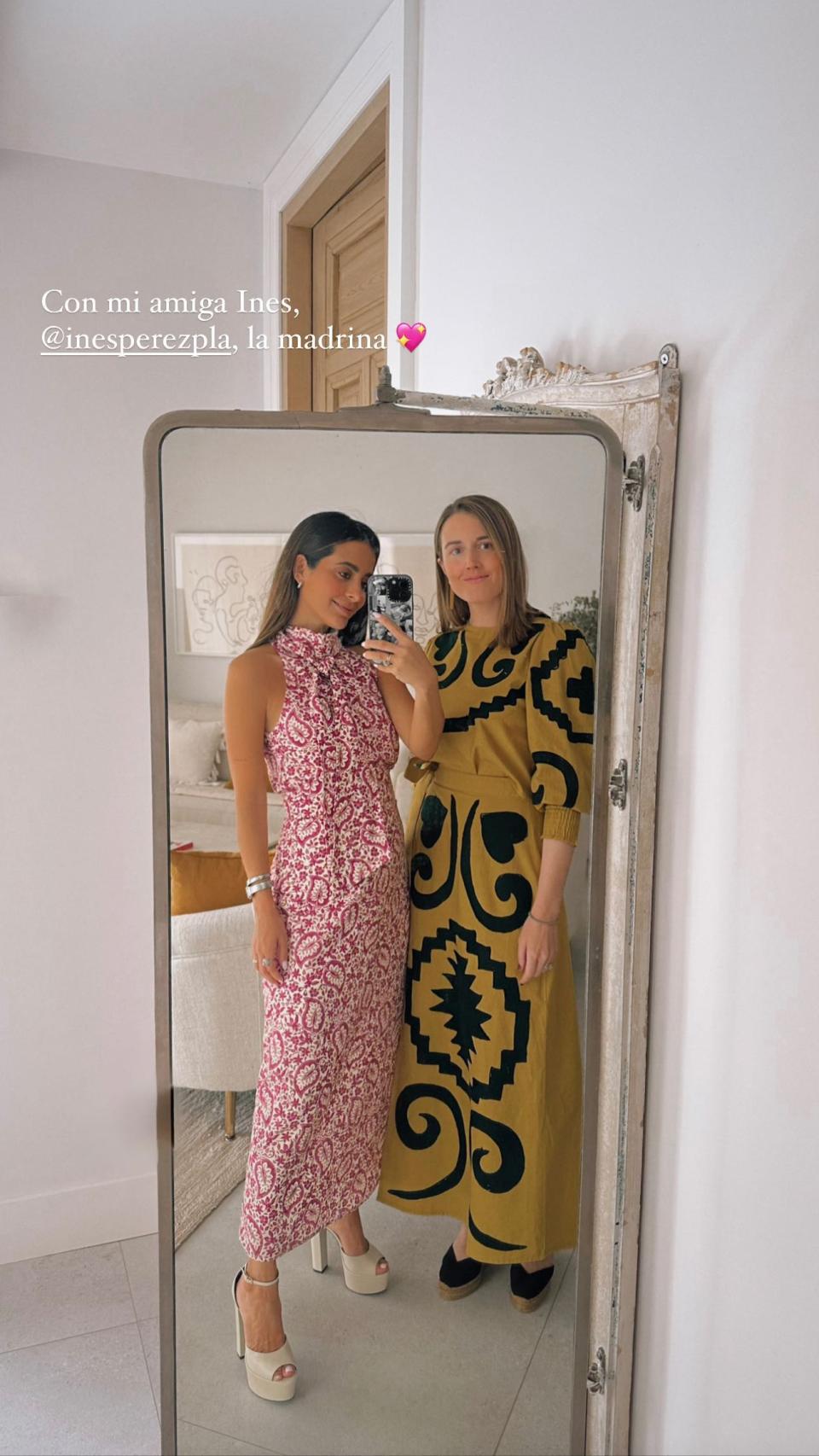 María Fernández-Rubíes con un conjunto de Inés Martín Alcalde en el bautizo de su hijo.