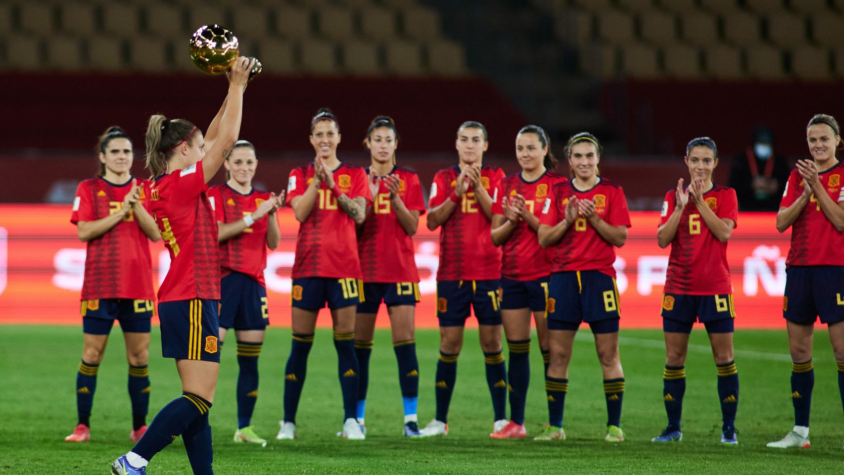 Alexia Putellas celebra el Balón de Oro frente a sus compañeras de la selección española