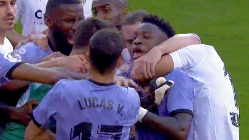 Vinicius, agarrado del cuello por Hugo Duro antes de su expulsión en 2023