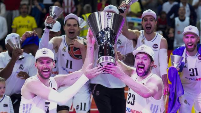 Llull y Rudy Fernández, con el título de campeón de la Euroliga.