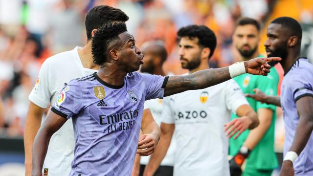 Vinicius señala al aficionado del Valencia que le atacó con actos racistas