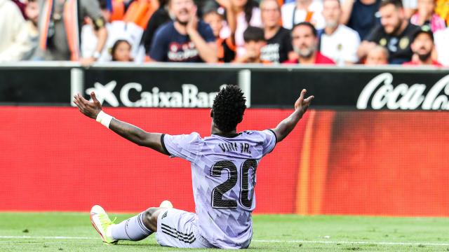 Vinicius Junior se queja en el césped de Mestalla mientras la grada le insulta