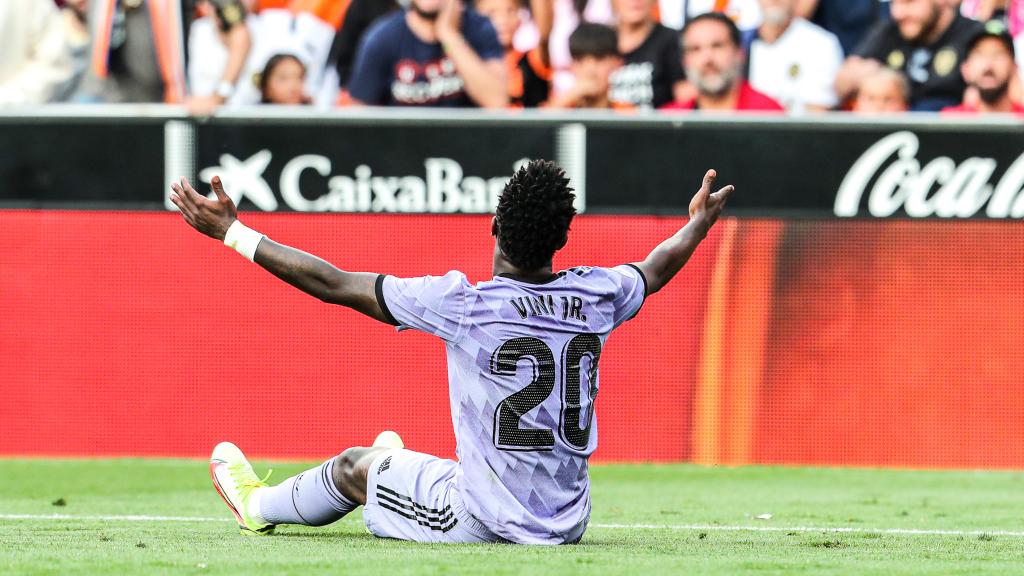 Vinicius Junior se queja en el césped de Mestalla mientras la grada le insulta