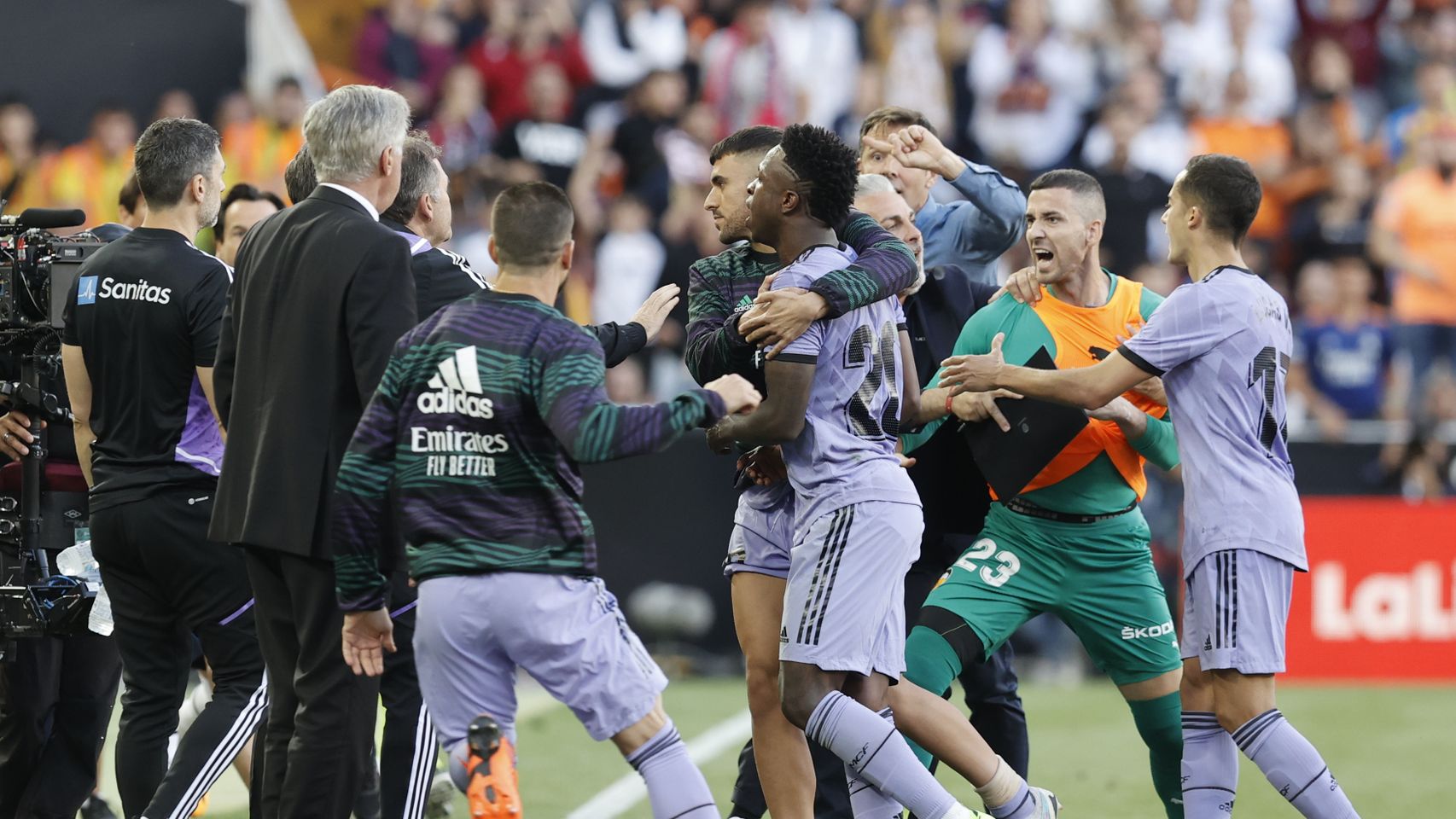 Vinicius, agarrado por Ceballos en una de las trifulcas que se montó en Mestalla.