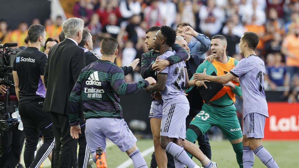 Vinicius, agarrado por Ceballos en una de las trifulcas que se montó en Mestalla.