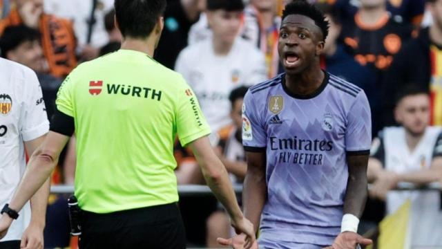 Vinicius protesta a Ricardo de Burgos Bengoetxea en el Valencia - Real Madrid disputado en Mestalal