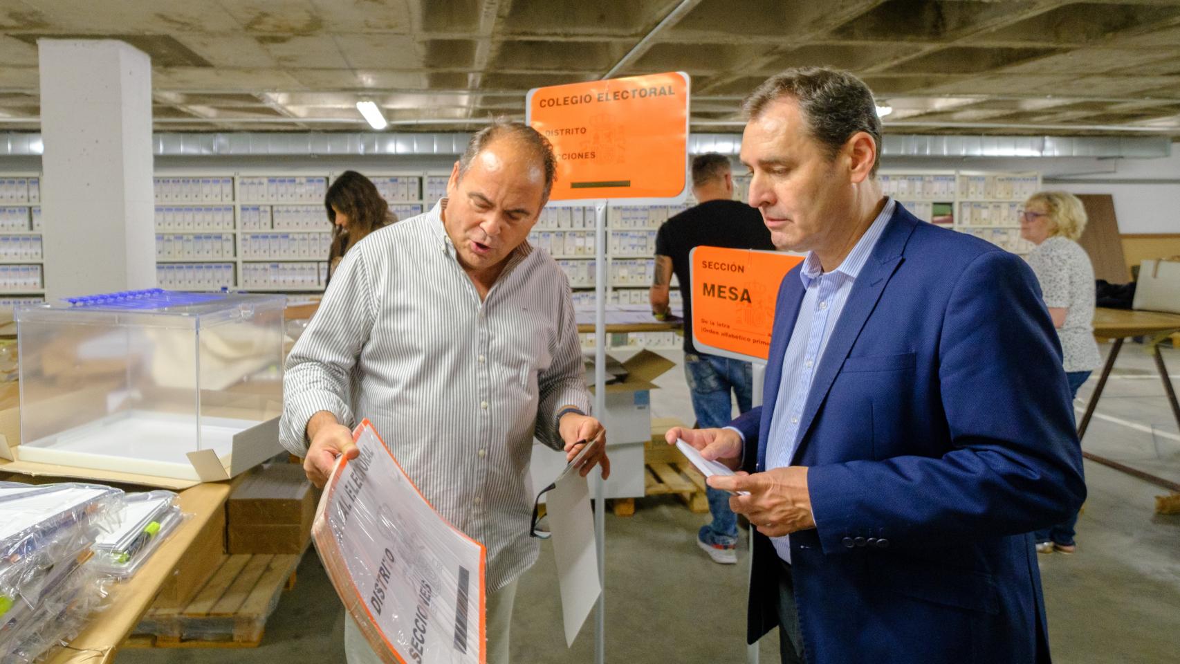 El delegado del Gobierno en Castilla-La Mancha, Francisco Tierraseca, visita el Centro de Distribución Logística de las elecciones del 28-M