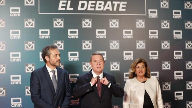 Emiliano García-Page, junto a Carmen Amores y Jesús Espada al llegar al debate de CMMedia