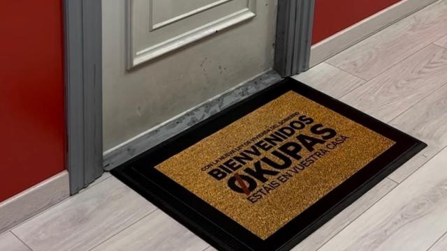 Felpudo que el PP ha colocado a las puertas de distintas sedes del PSOE por toda España.