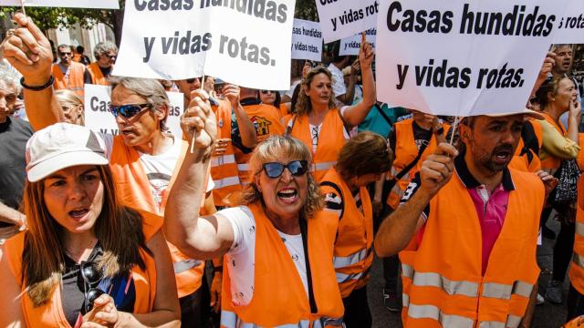 Varias personas de la plataforma de afectados por las obras de la Línea 7B del metro de Madrid durante una manifestación  el 2 de mayo.