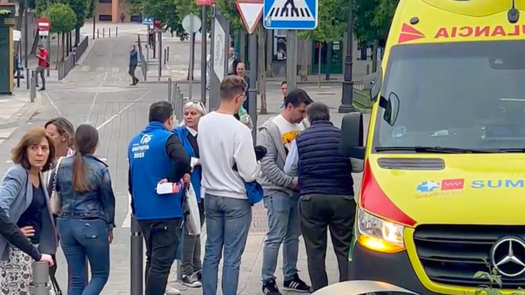 Afiliados siendo atendidos por el SAMUR