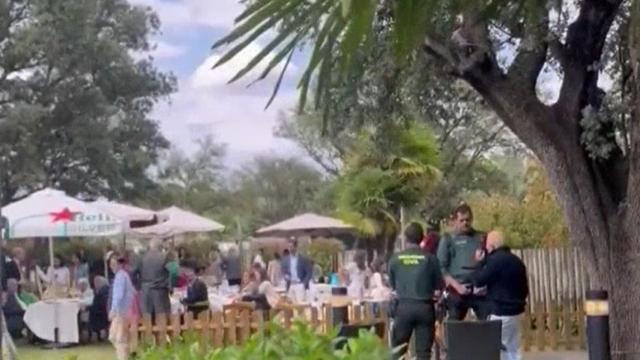 Imagen de Telemadrid del momento en el que la Guardia Civil acudió al local.